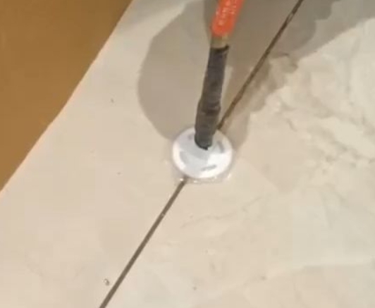 嘉鱼瓷砖空鼓维修公司专业解答瓷砖在铺贴过程中，如果没有涂抹均匀到位的粘结材料（如水泥砂浆或瓷砖胶），可能会导致以下问题