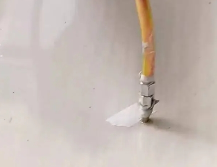 嘉鱼瓷砖空鼓维修公司专业解答在瓷砖铺贴过程中，如果使用的砂料过粗（如全部使用了粗砂），可能会导致以下问题