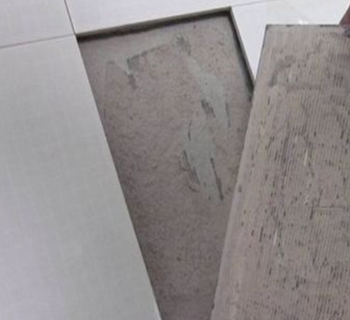 嘉鱼瓷砖空鼓维修公司分享瓷砖铺贴时如果打浆（即涂抹在瓷砖背面和基层上的砂浆或瓷砖胶）过少，会带来以下问题